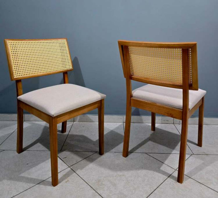 Kit com 2 Cadeiras Berlim Madeira Macica Canela.Linho Bege e Trelica Rattan Natural Sala EN